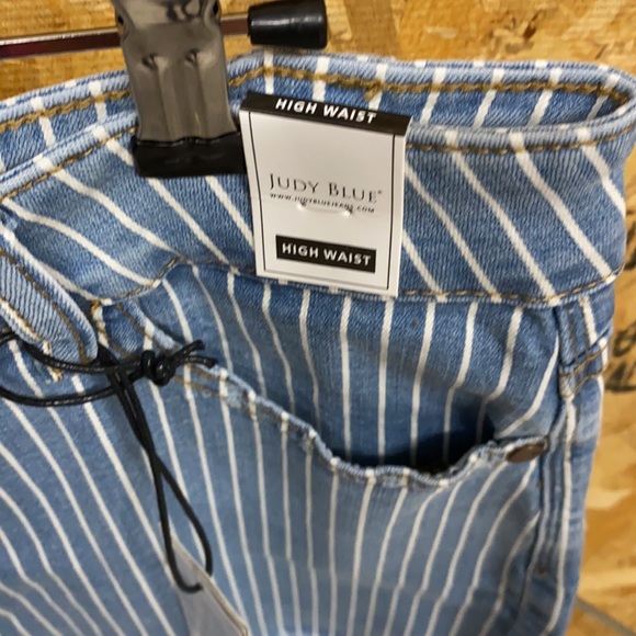 Judy Blue shorts - Picture 2 of 4